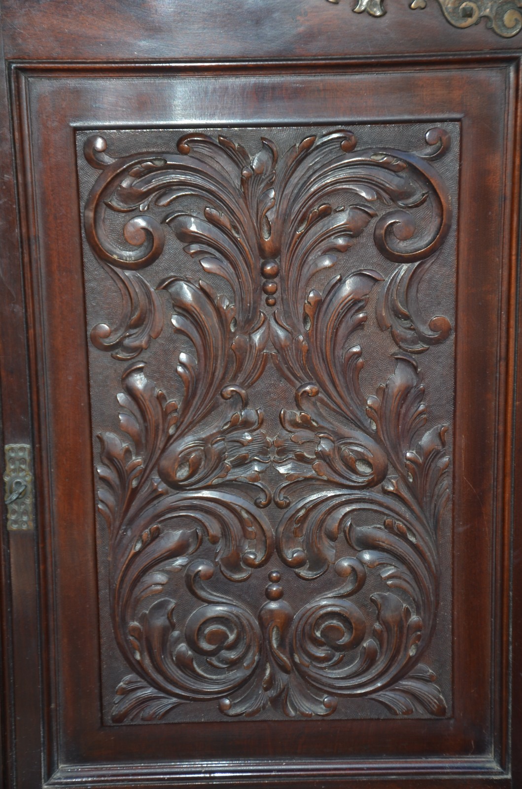 Móvel de madeira nobre com 2 portas entalhadas e prateleiras internas. - foto 4 de 8