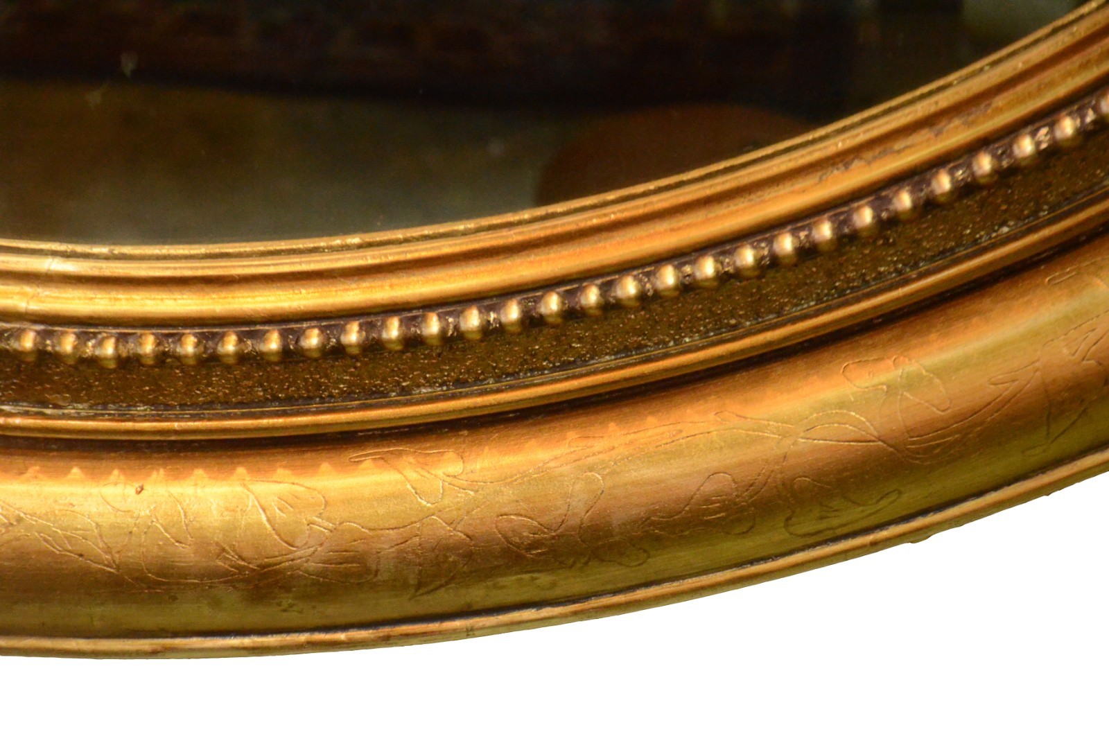Grande espelho de cristal no feitio oval, moldura de madeira dourada... - foto 2 de 3