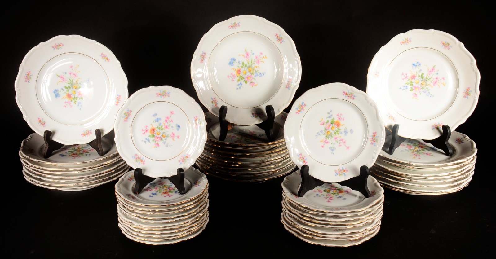Aparelho de jantar de porcelana polonesa, fundo branco com flores em... - foto 1 de 6