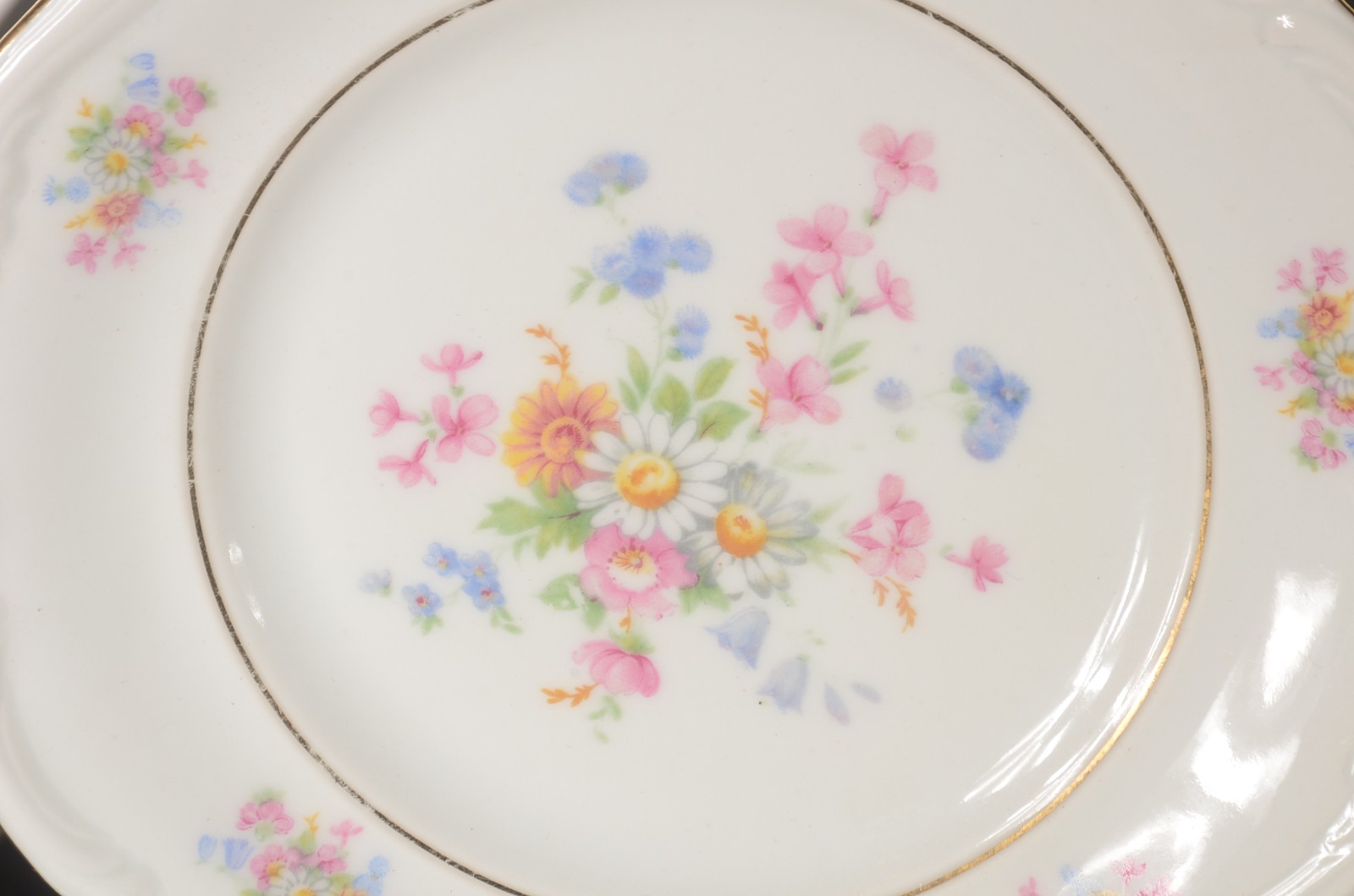 Aparelho de jantar de porcelana polonesa, fundo branco com flores em... - foto 2 de 6