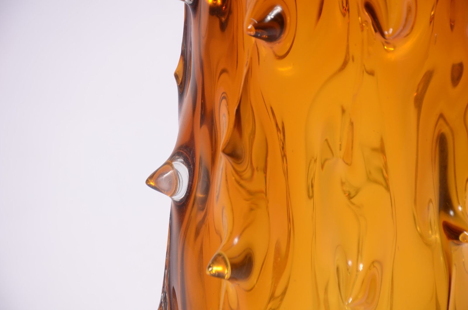 Grande vaso de vidro decorativo na cor âmbar. - foto 5 de 6