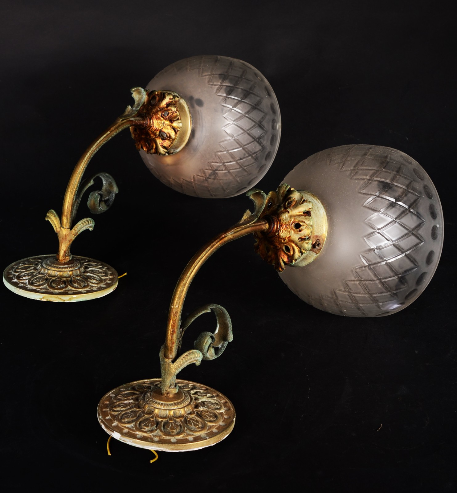 Par de arandelas de metal dourado com mangas de cristal fosco... - foto 1 de 6