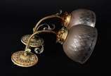 Par de arandelas de metal dourado com mangas de... - Par de arandelas de metal dourado com mangas de cristal fosco lapidado.