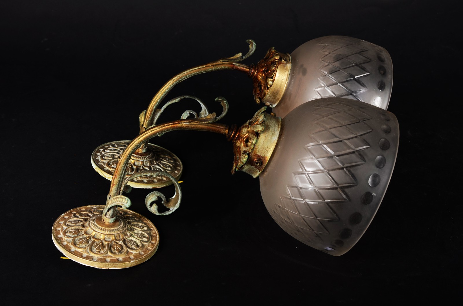 Par de arandelas de metal dourado com mangas de cristal fosco... - foto 3 de 6