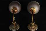 Par de arandelas de metal dourado com mangas de... - Par de arandelas de metal dourado com mangas de cristal fosco lapidado.