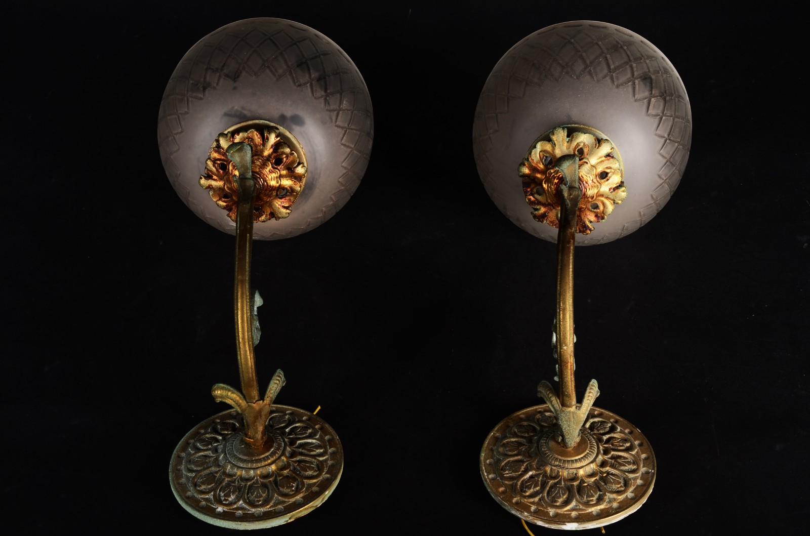 Par de arandelas de metal dourado com mangas de cristal fosco... - foto 2 de 6