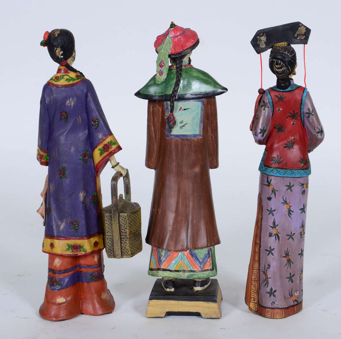 Três estatuetas de resina representando figuras orientais. - foto 2 de 2