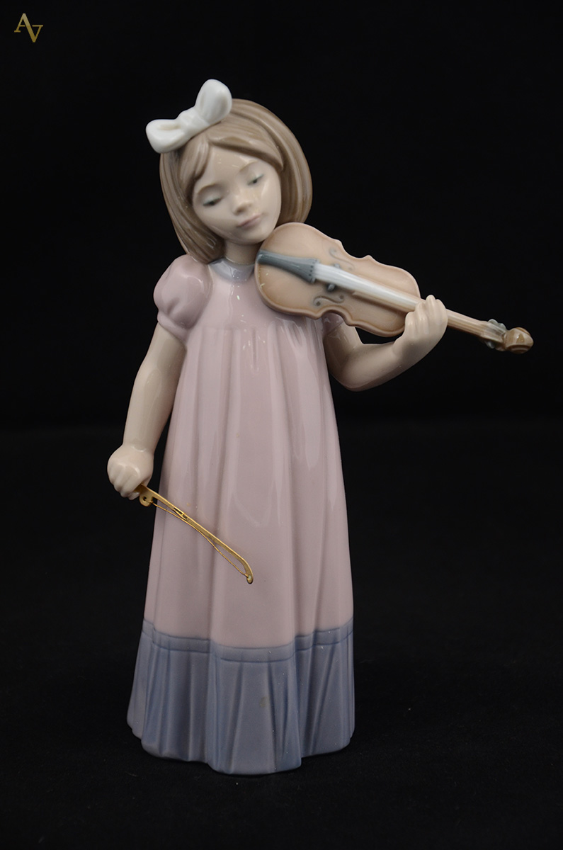 NAO - Escultura de porcelana representando menina tocando violino... - foto 1 de 2