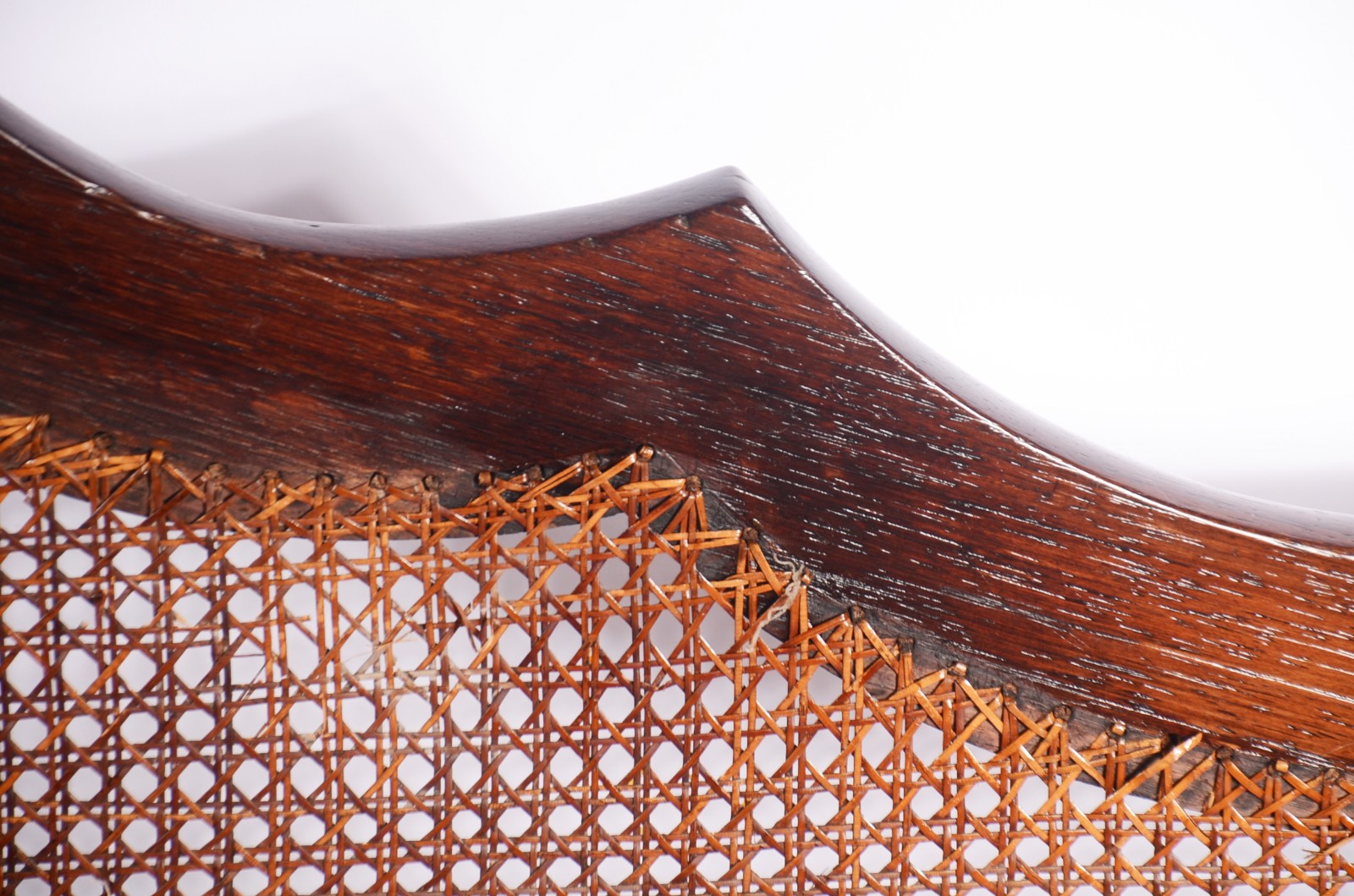 Sofá/canapé de jacarandá, forração de palhinha, pés torneados... - foto 6 de 9