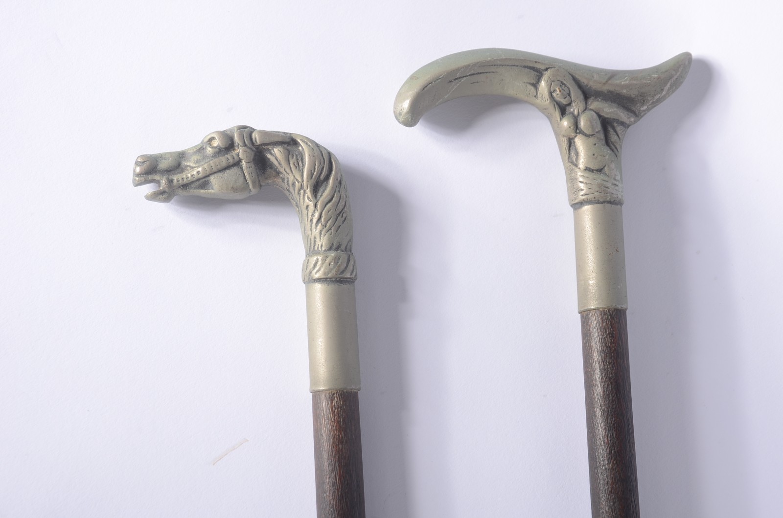 Duas bengalas de madeira com castão de metal na forma de cabeça de... - foto 1 de 4