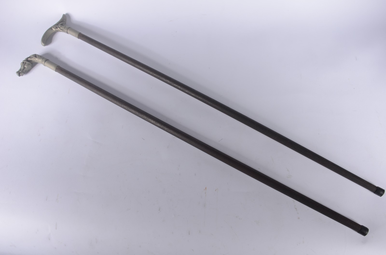 Duas bengalas de madeira com castão de metal na forma de cabeça de... - foto 2 de 4