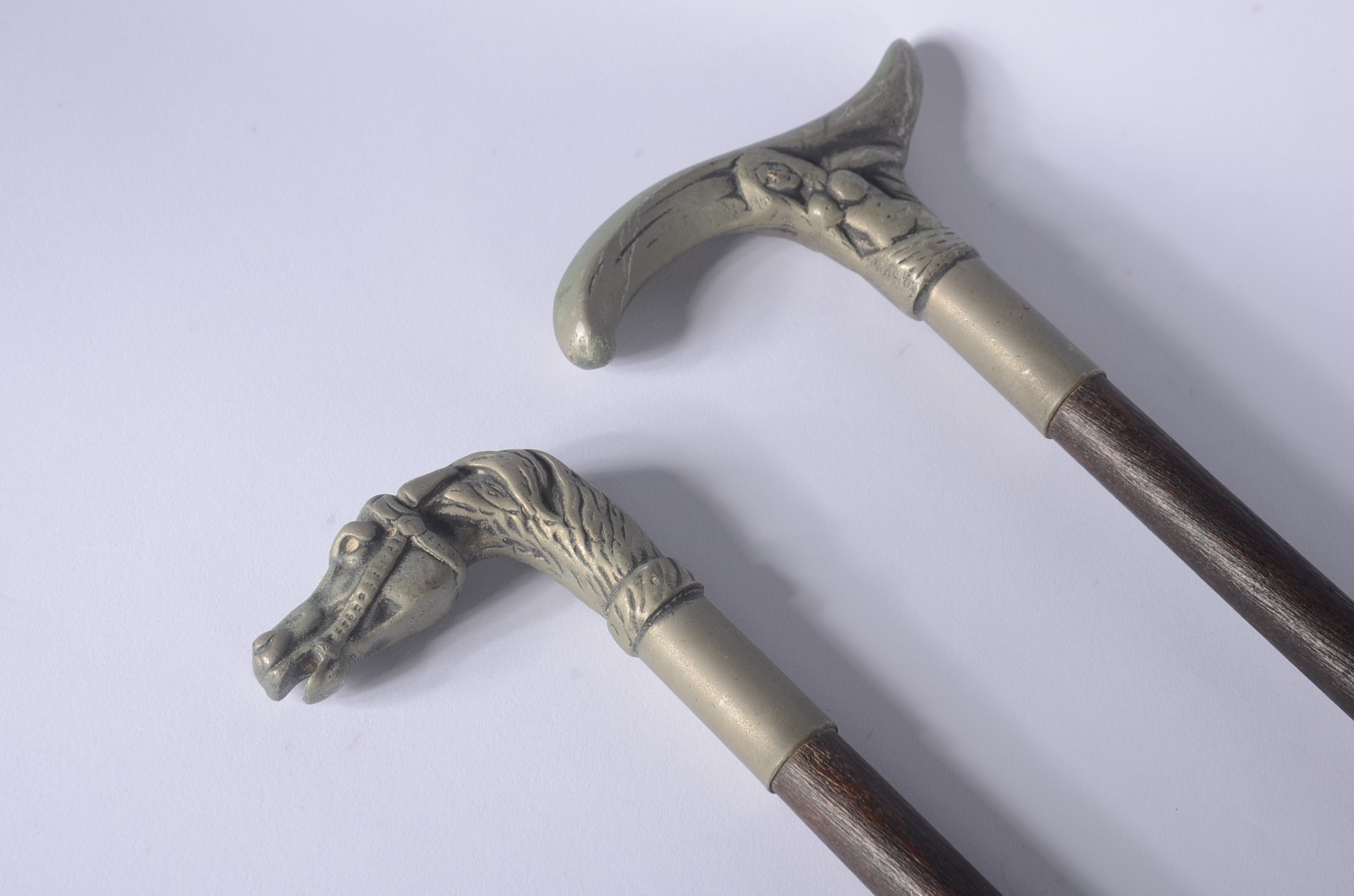 Duas bengalas de madeira com castão de metal na forma de cabeça de... - foto 3 de 4