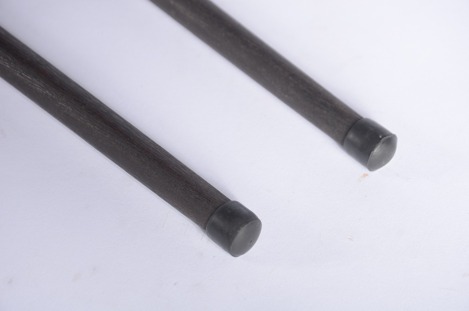 Duas bengalas de madeira com castão de metal na forma de cabeça de... - foto 4 de 4