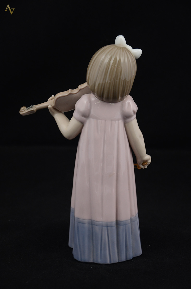 NAO - Escultura de porcelana representando menina tocando violino... - foto 2 de 2