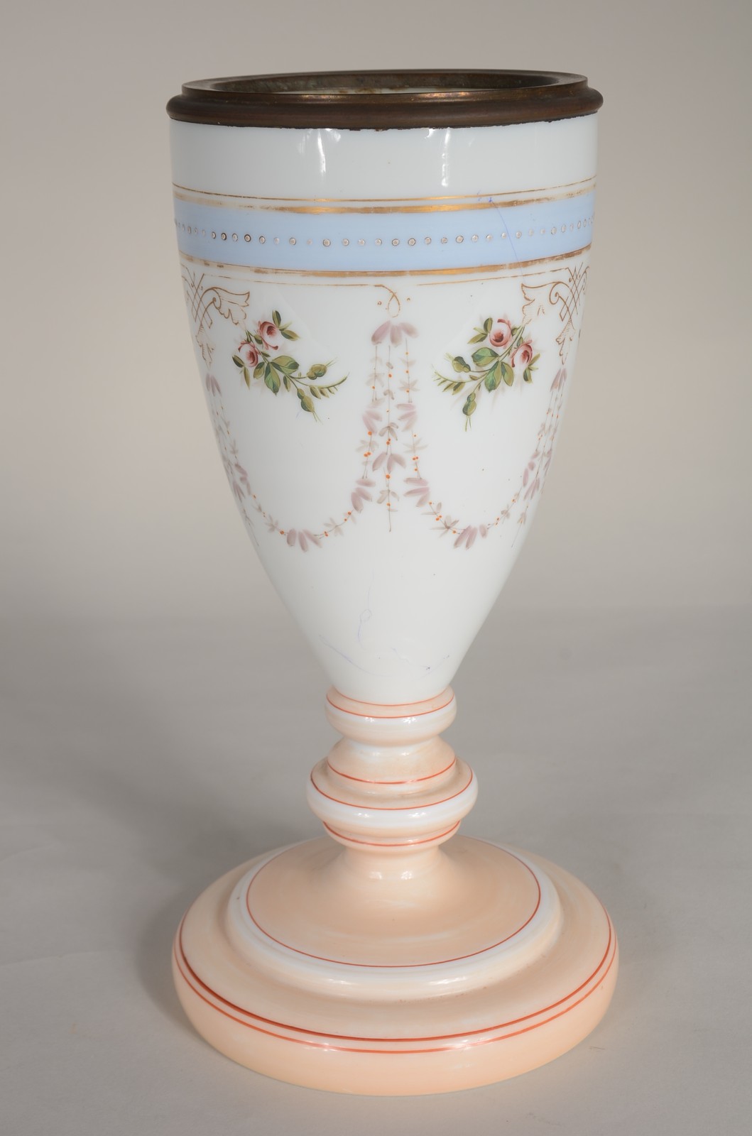 Vaso de opalina branca decorada com guirlandas florais, borda de... - foto 1 de 6