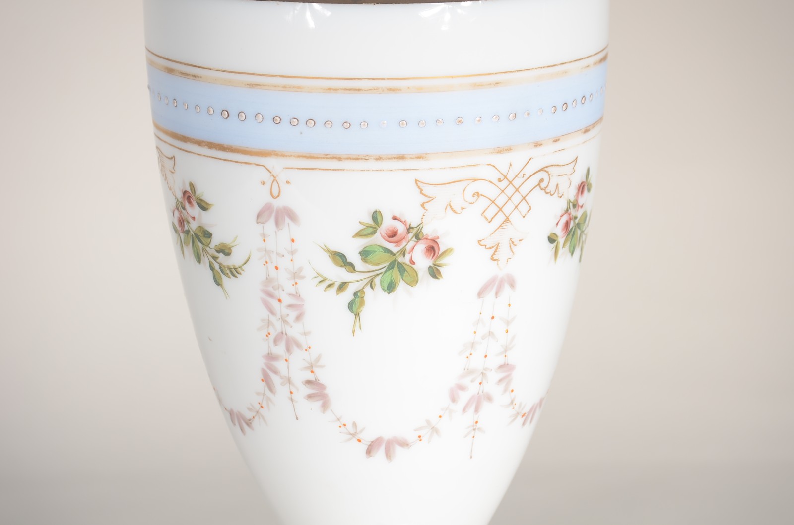 Vaso de opalina branca decorada com guirlandas florais, borda de... - foto 2 de 6