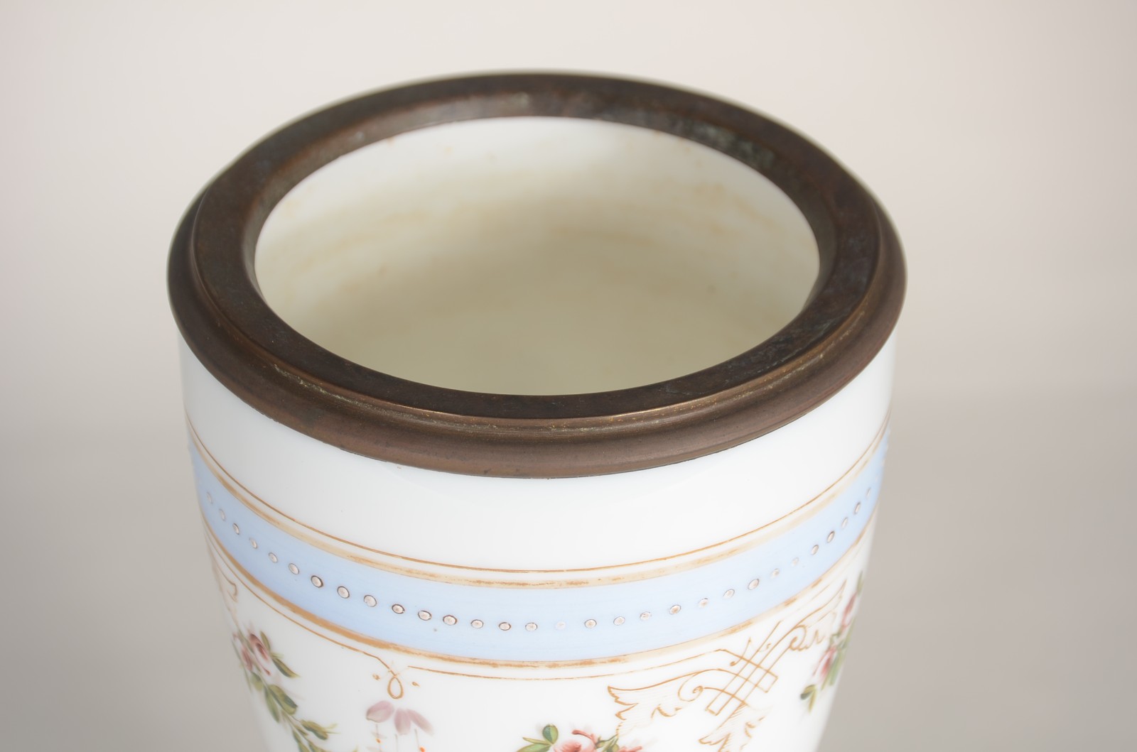 Vaso de opalina branca decorada com guirlandas florais, borda de... - foto 3 de 6