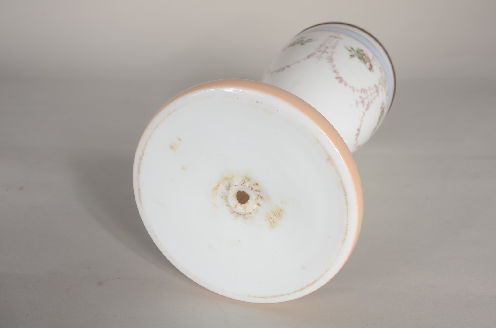 Vaso de opalina branca decorada com guirlandas florais, borda de... - foto 5 de 6
