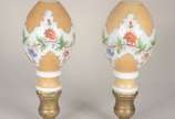Par de pinhas de opalina decoradas com guirland... - Par de pinhas de opalina decoradas com guirlandas florais, bases de bronze.