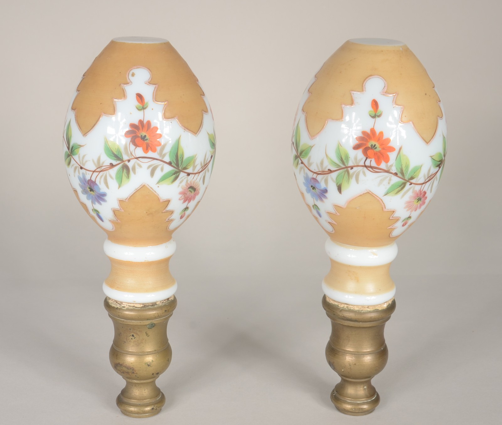 Par de pinhas de opalina decoradas com guirlandas florais, bases de... - foto 1 de 5