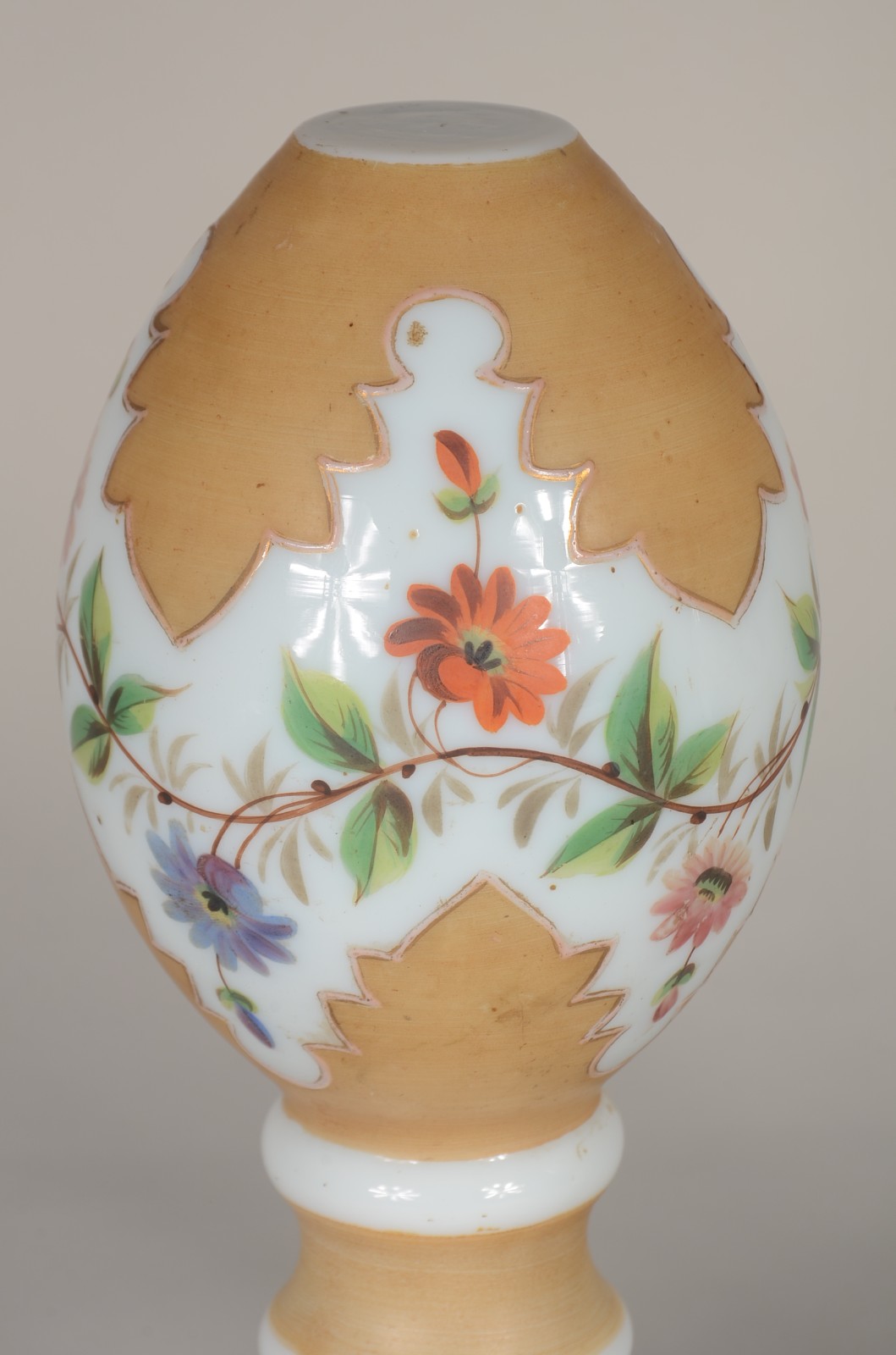 Par de pinhas de opalina decoradas com guirlandas florais, bases de... - foto 2 de 5