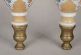 Par de pinhas de opalina decoradas com guirland... - Par de pinhas de opalina decoradas com guirlandas florais, bases de bronze.