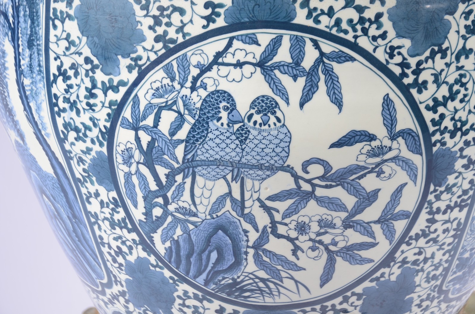 Grande aquário/cachepot de porcelana oriental decorada com pássaros... - foto 6 de 7