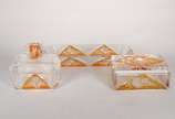 Conjunto para toilette com 3 peças de cristal d... - Conjunto para toilette com 3 peças de cristal doublé âmbar, sendo duas caixas e um porta escova.