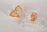 Conjunto para toilette com 3 peças de cristal d... - Conjunto para toilette com 3 peças de cristal doublé âmbar, sendo duas caixas e um porta escova.
