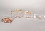 Conjunto para toilette com 3 peças de cristal d... - Conjunto para toilette com 3 peças de cristal doublé âmbar, sendo duas caixas e um porta escova.