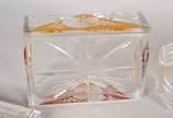 Conjunto para toilette com 3 peças de cristal d... - Conjunto para toilette com 3 peças de cristal doublé âmbar, sendo duas caixas e um porta escova.