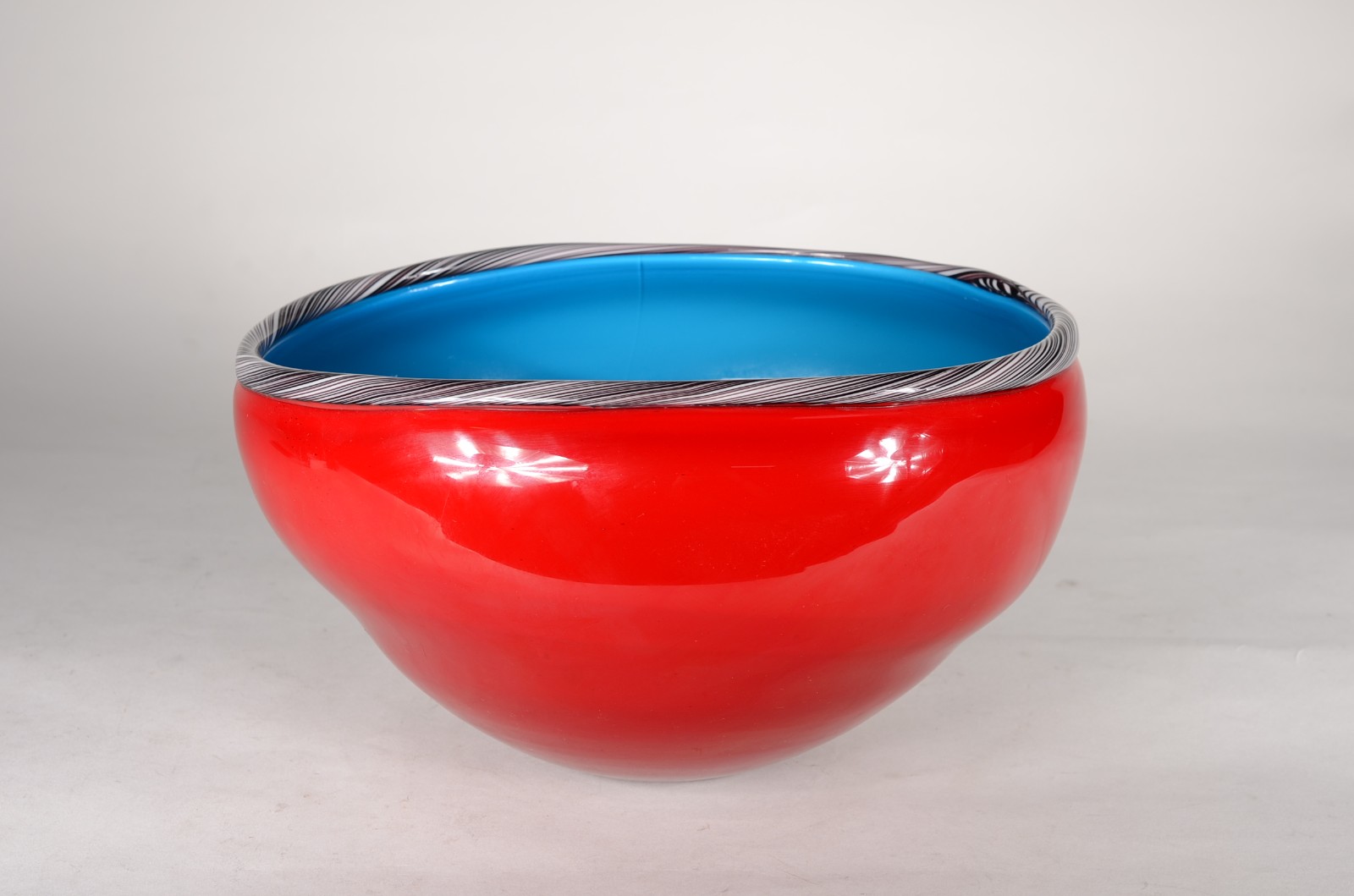 Bowl de vidro decorativo vermelho e azul. - foto 1 de 4