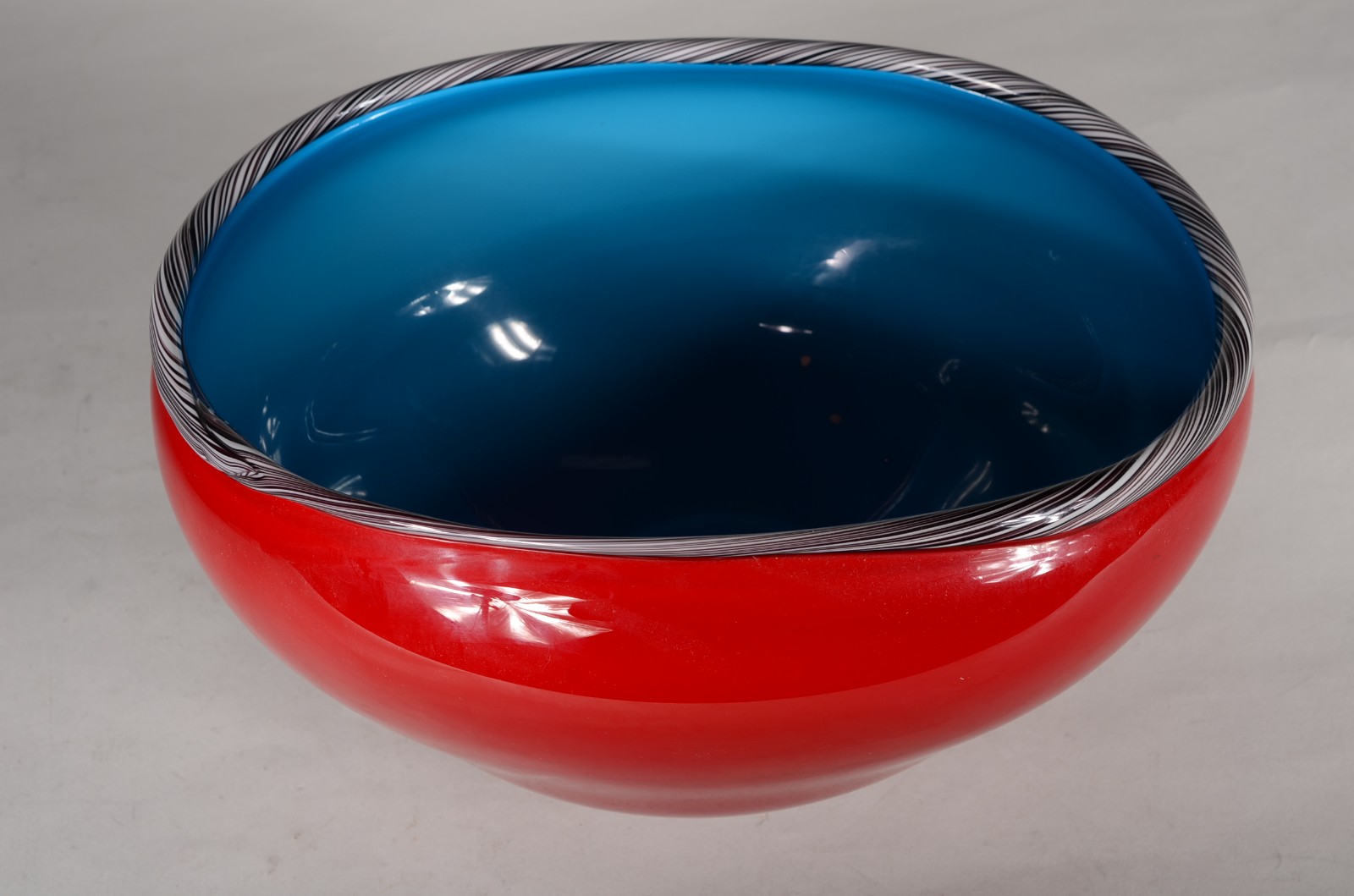 Bowl de vidro decorativo vermelho e azul. - foto 2 de 4