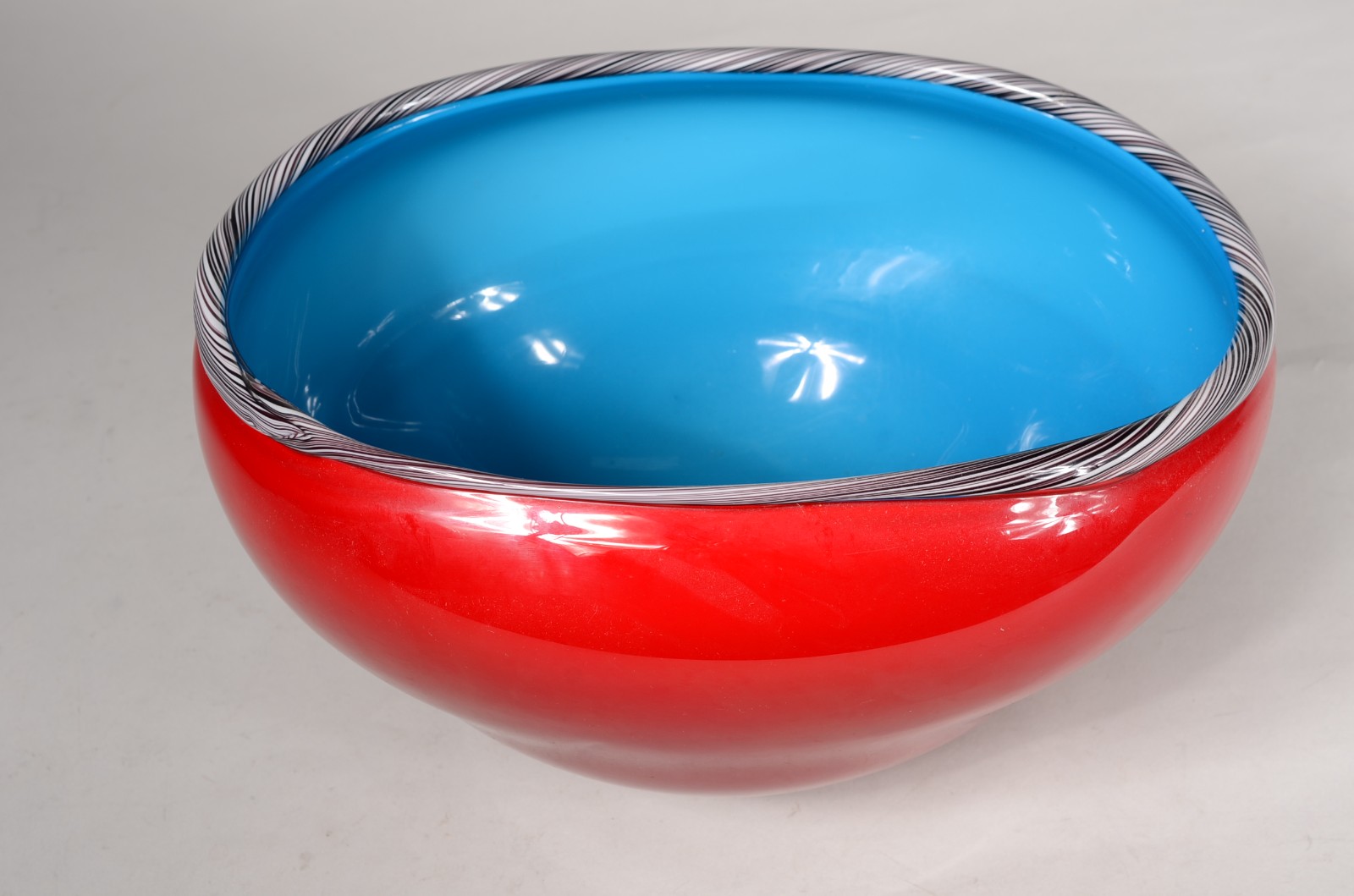 Bowl de vidro decorativo vermelho e azul. - foto 3 de 4