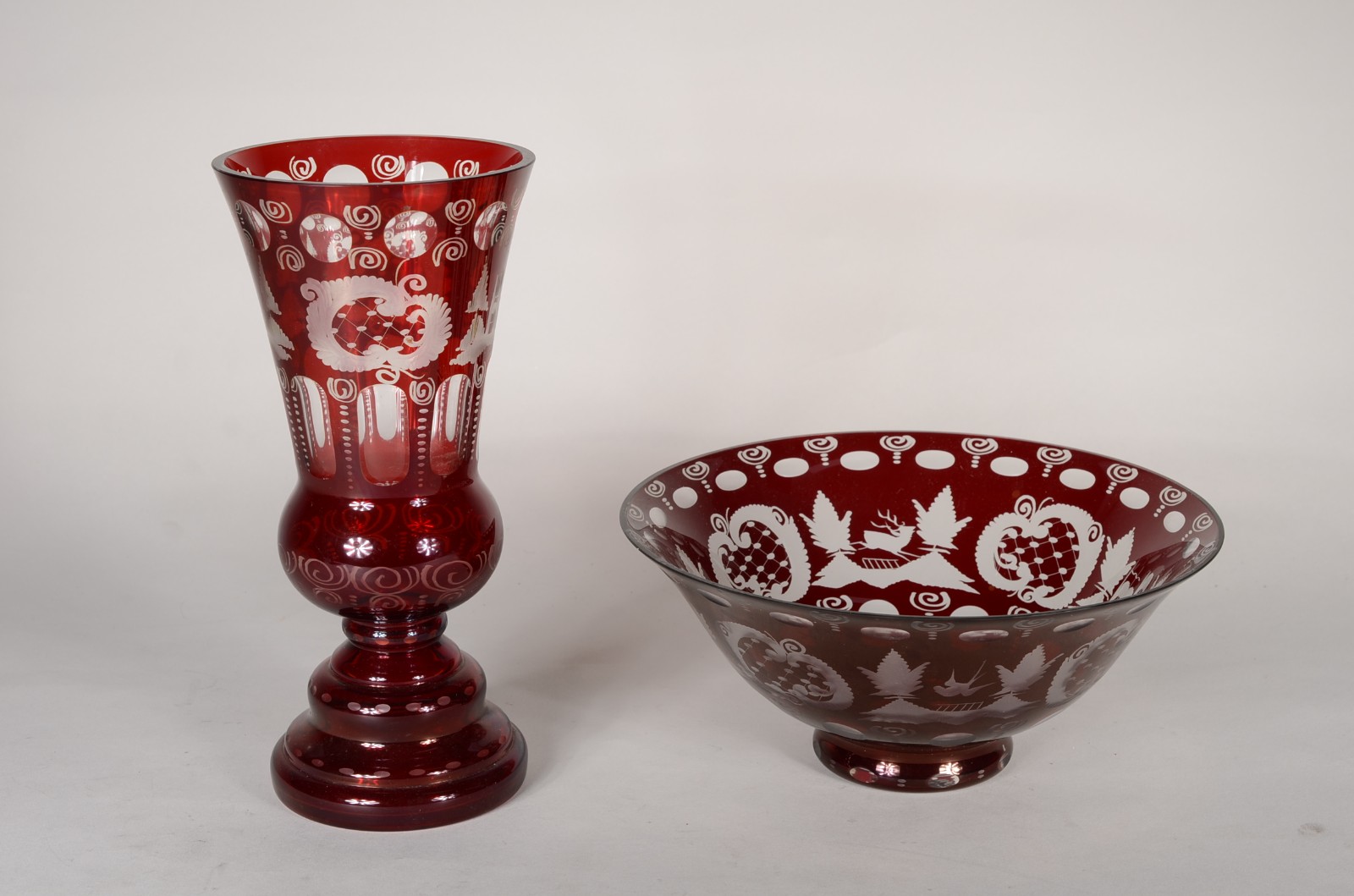 Duas peças de cristal da Bohemia doublé rubi, sendo: vaso e fruteira. - foto 1 de 10