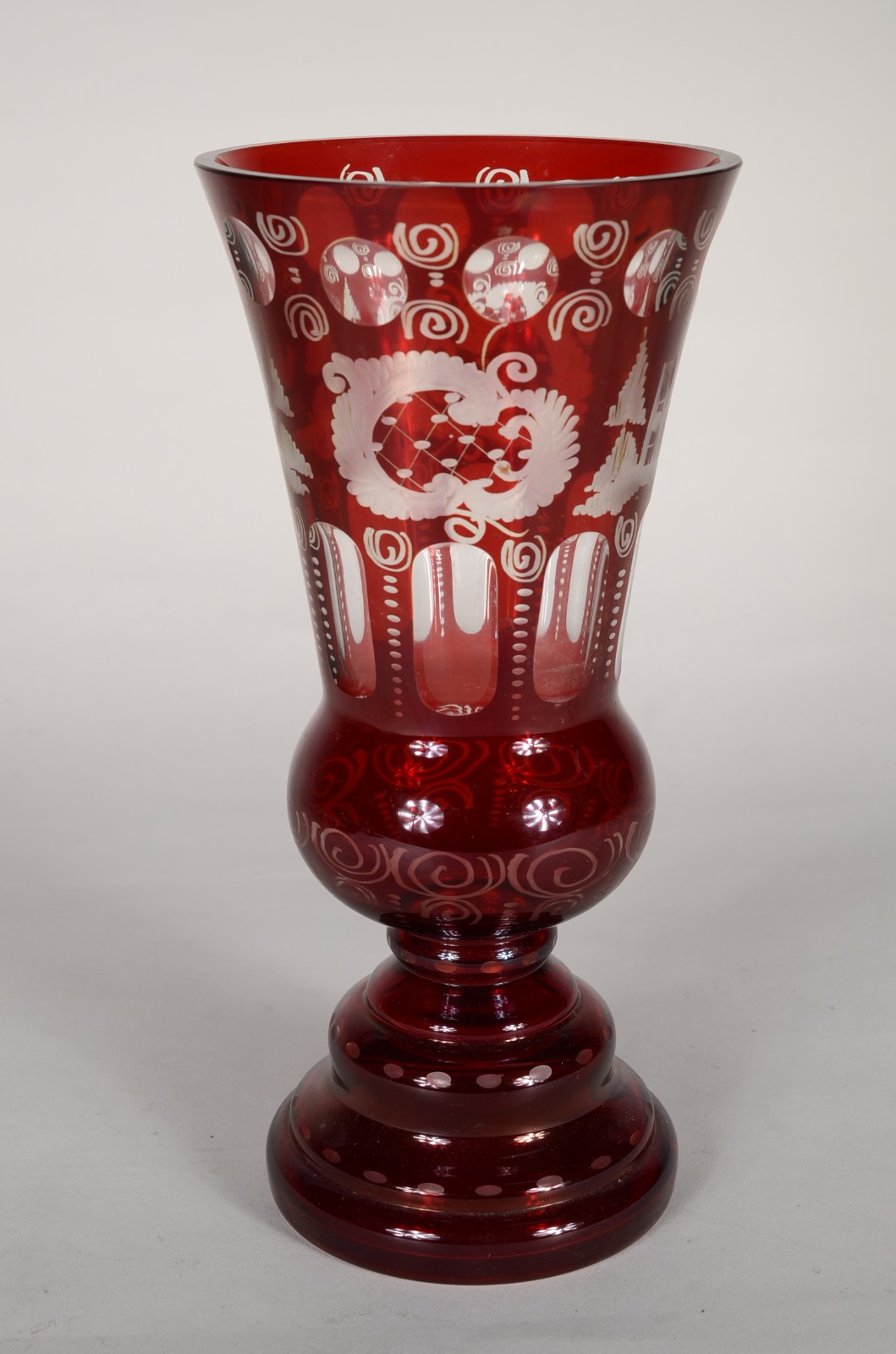 Duas peças de cristal da Bohemia doublé rubi, sendo: vaso e fruteira. - foto 2 de 10