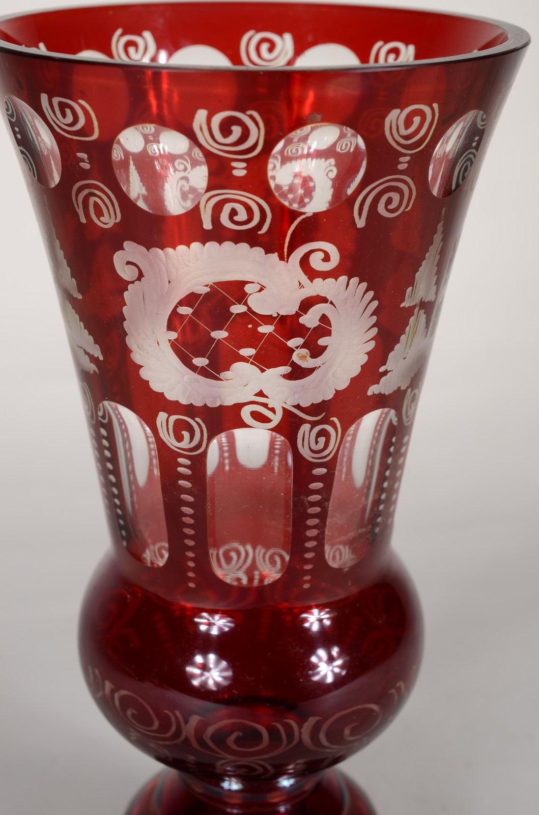 Duas peças de cristal da Bohemia doublé rubi, sendo: vaso e fruteira. - foto 4 de 10