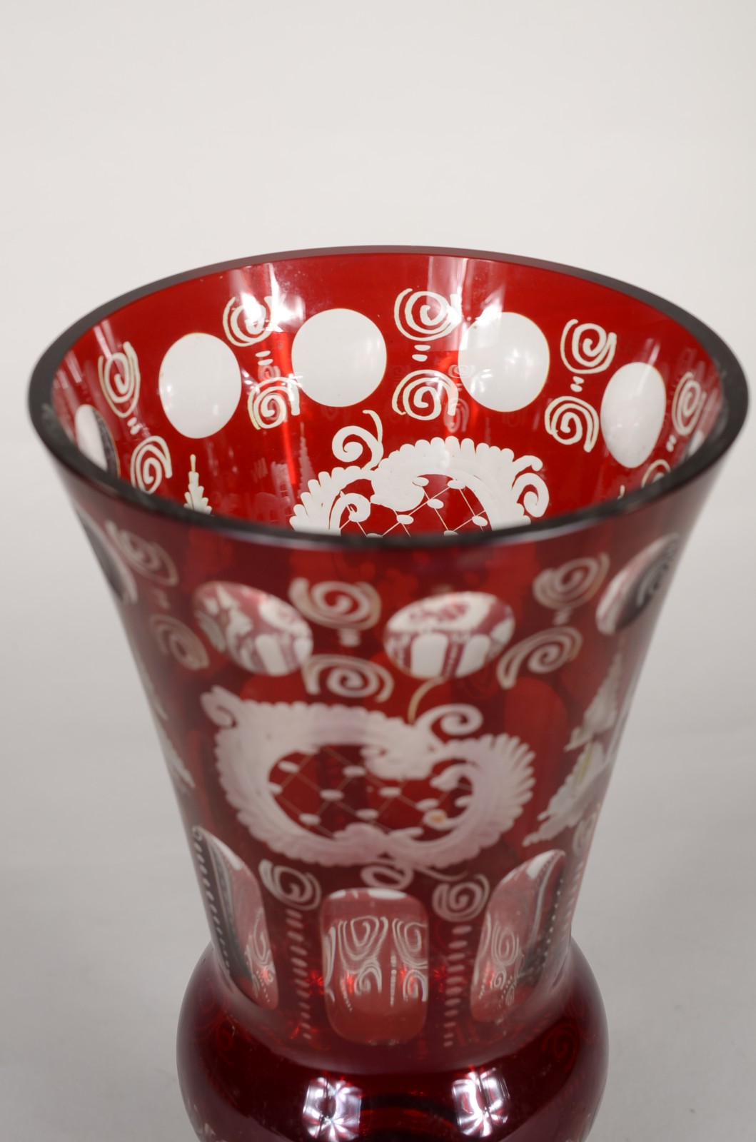 Duas peças de cristal da Bohemia doublé rubi, sendo: vaso e fruteira. - foto 5 de 10