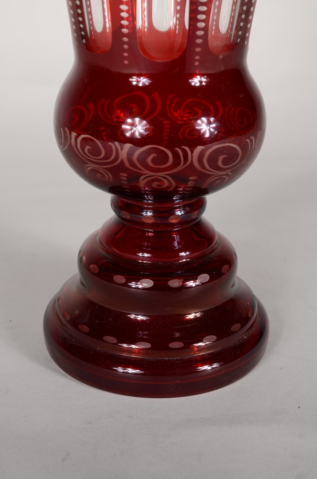 Duas peças de cristal da Bohemia doublé rubi, sendo: vaso e fruteira. - foto 6 de 10