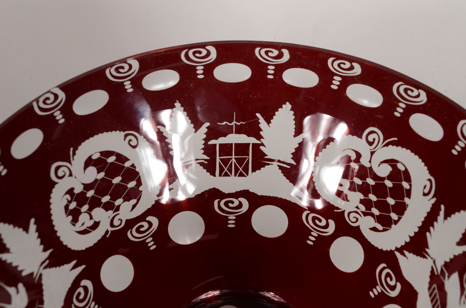 Duas peças de cristal da Bohemia doublé rubi, sendo: vaso e fruteira. - foto 8 de 10