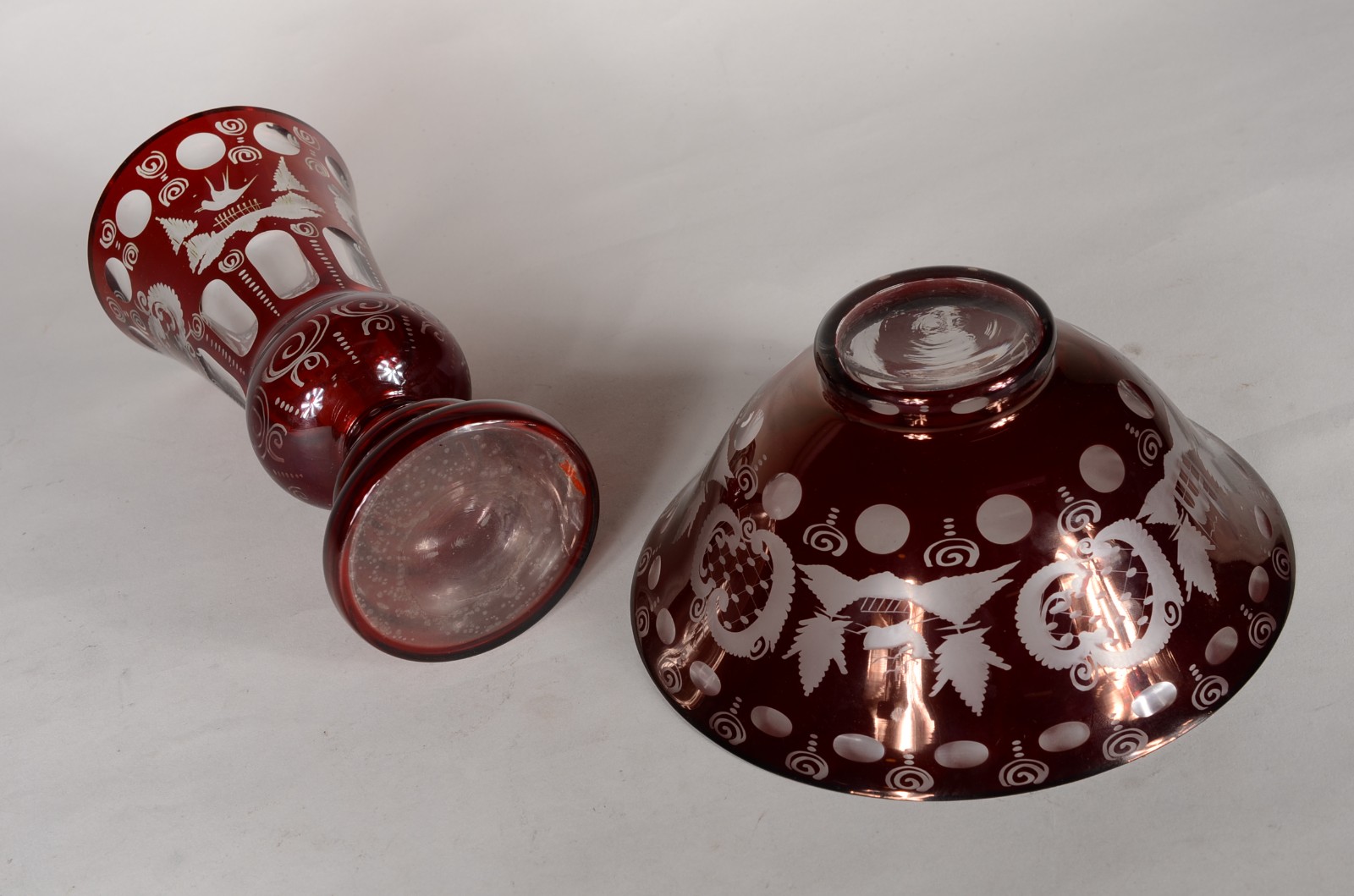 Duas peças de cristal da Bohemia doublé rubi, sendo: vaso e fruteira. - foto 10 de 10