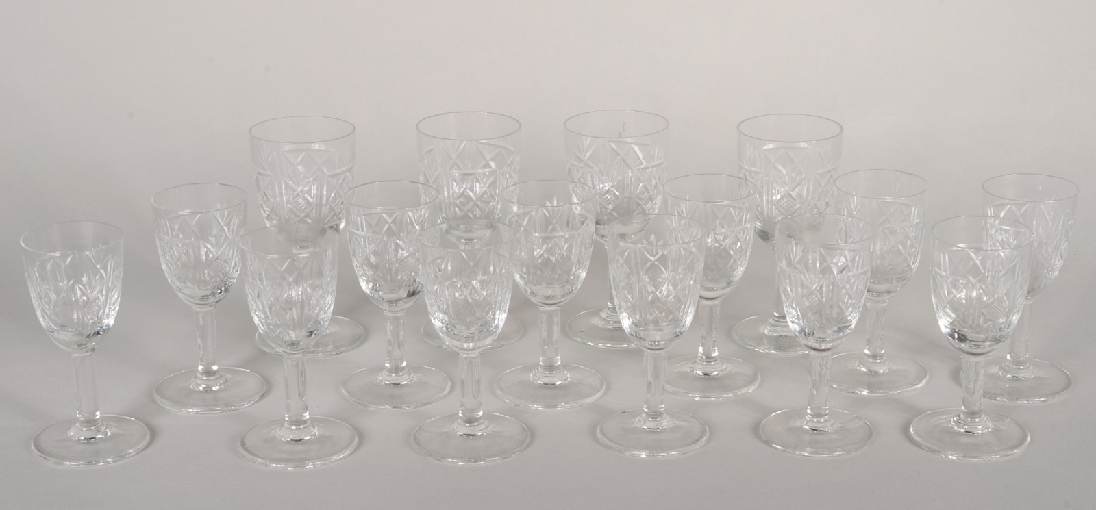 Conjunto com 4 cálices de cristal lapidado para vinho do Porto e 12... - foto 1 de 6