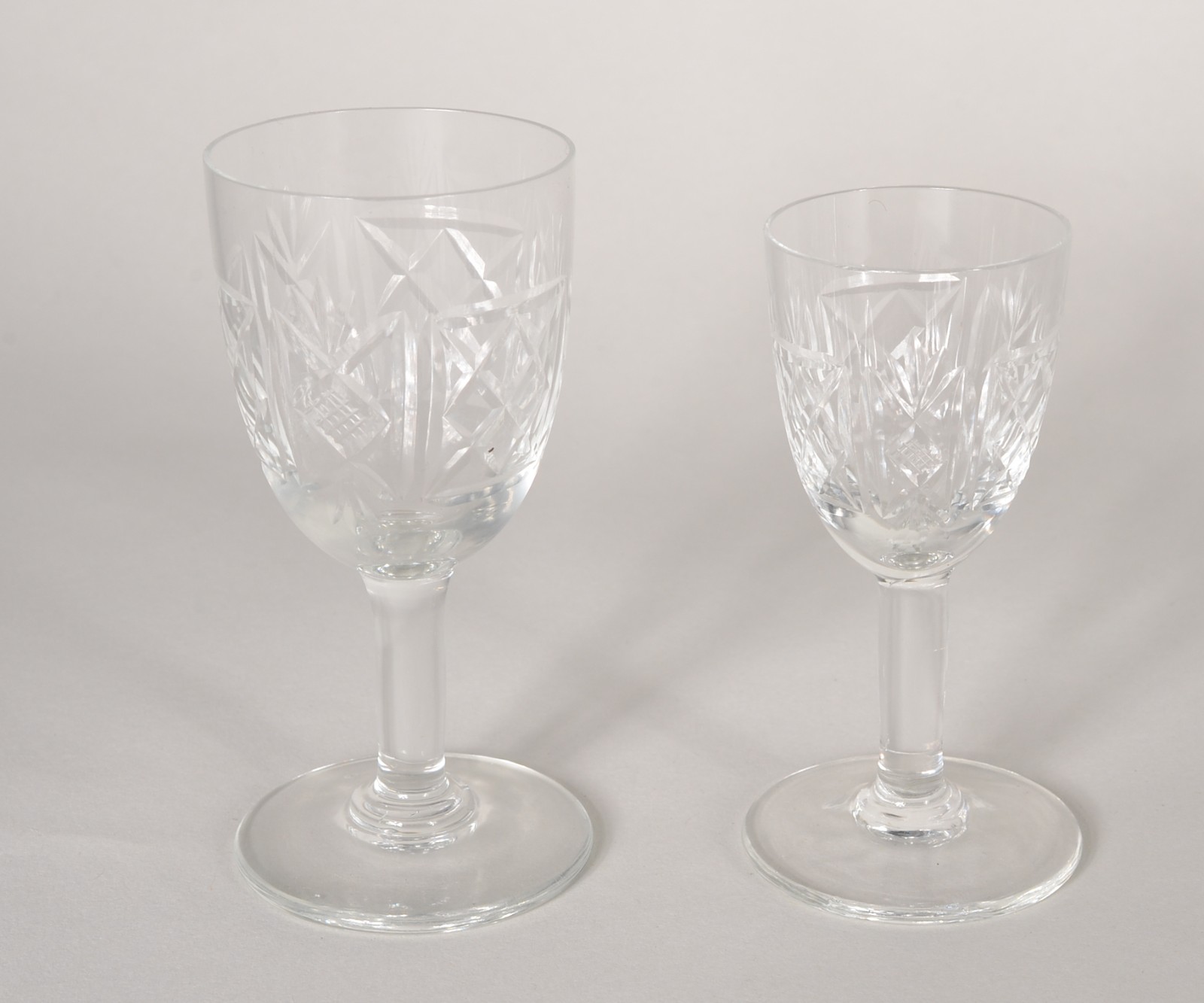 Conjunto com 4 cálices de cristal lapidado para vinho do Porto e 12... - foto 2 de 6