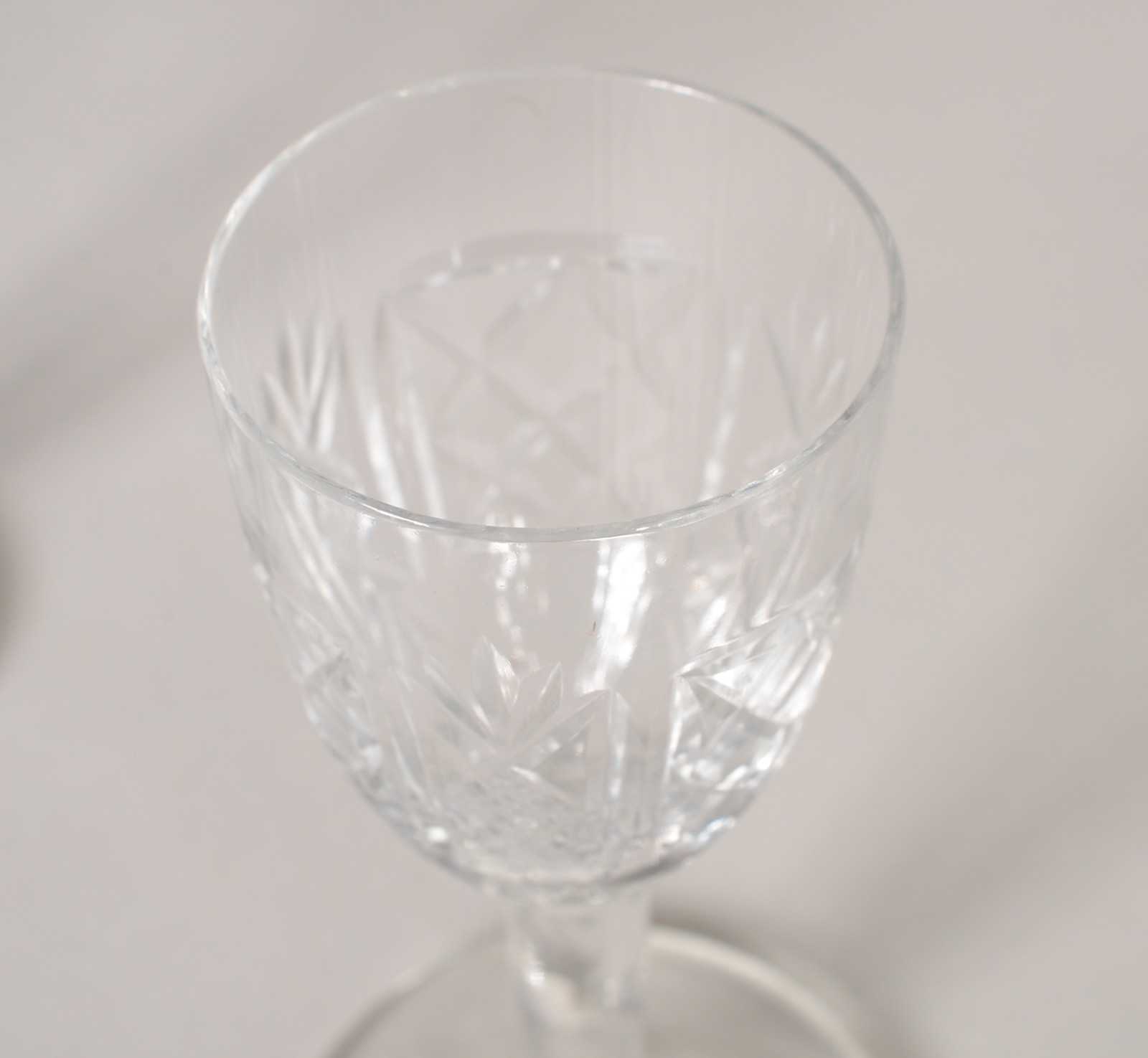 Conjunto com 4 cálices de cristal lapidado para vinho do Porto e 12... - foto 3 de 6