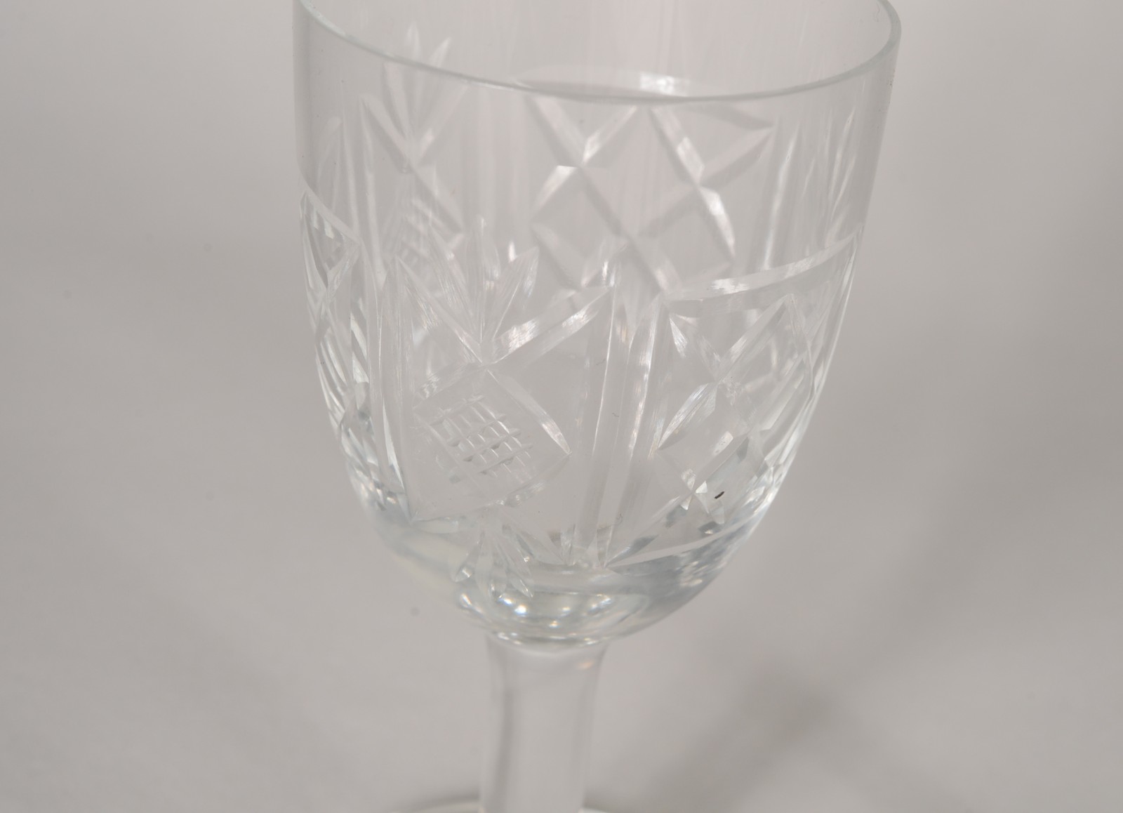 Conjunto com 4 cálices de cristal lapidado para vinho do Porto e 12... - foto 4 de 6