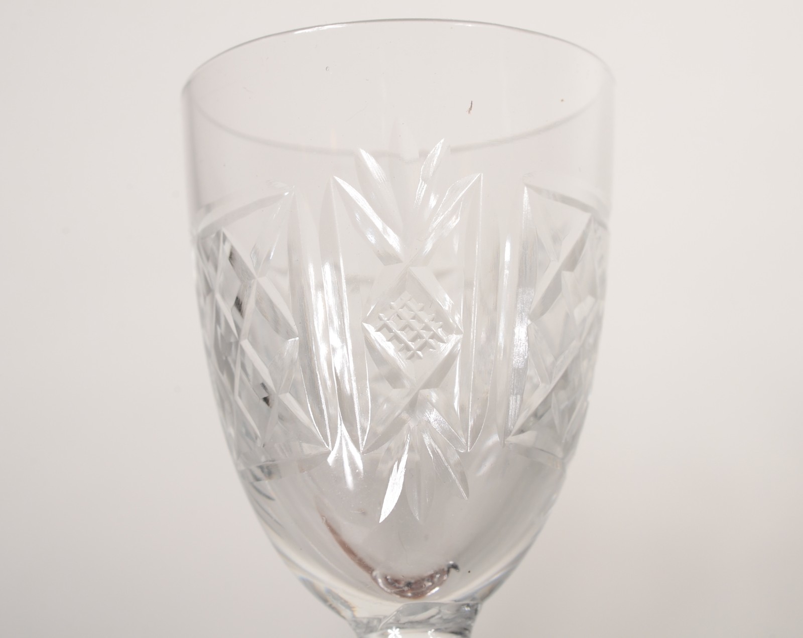 Conjunto com 4 cálices de cristal lapidado para vinho do Porto e 12... - foto 5 de 6