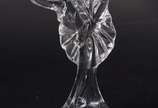 Três peças de cristal, sendo: 2 esculturas repr... - Três peças de cristal, sendo: 2 esculturas representando bailarina e jogador de golf e, pequena fruteira retangular.