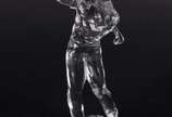 Três peças de cristal, sendo: 2 esculturas repr... - Três peças de cristal, sendo: 2 esculturas representando bailarina e jogador de golf e, pequena fruteira retangular.