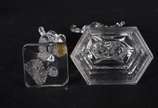 Três peças de cristal, sendo: 2 esculturas repr... - Três peças de cristal, sendo: 2 esculturas representando bailarina e jogador de golf e, pequena fruteira retangular.