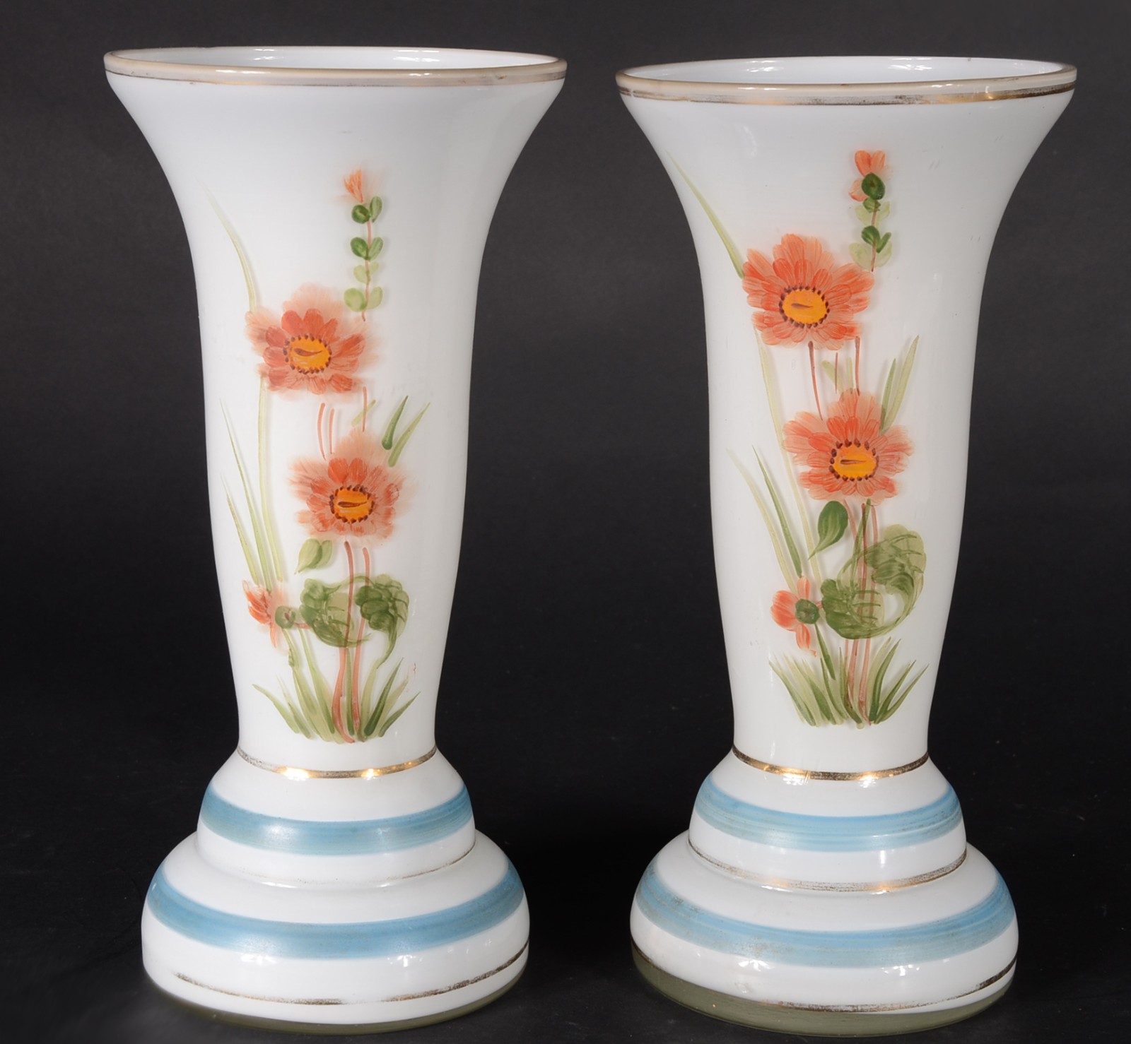 Par de vasos opalinados com flores em policromia. - foto 1 de 8